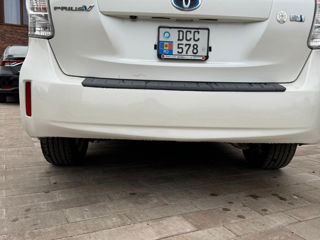 Toyota Prius v foto 8