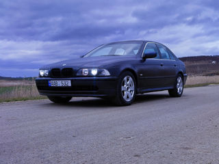 BMW 5 Series foto 1