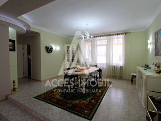 Casă în 2 nivele, 320 m2 + 7 ari, garaj + terasă! foto 2