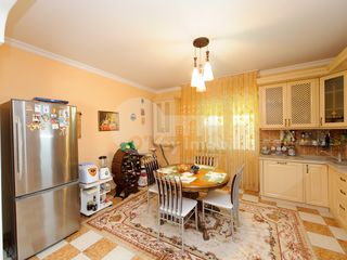 Casă cu 2 nivele, Botanica, 300 mp, 1700 € ! foto 6