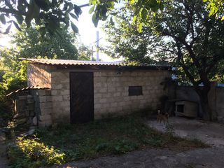 Casa din cotelet, com. Ciorescu, centrul satului foto 3