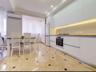 Apartament cu 2 camere, 80 m², Centru, Chișinău foto 3