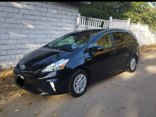 Toyota Prius v foto 1