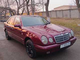 Mercedes E-Class foto 2