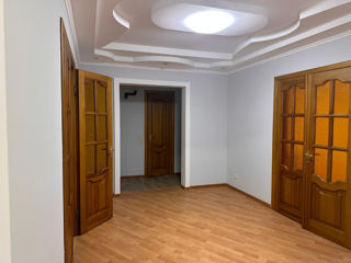 Apartament 100m2, 4 odăi, 2 spatii comerciale, 2 dormitoare, 2 intrari foto 4