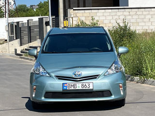 Toyota Prius v foto 2