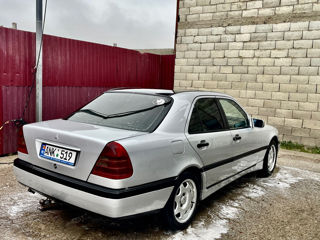 Mercedes C-Class foto 2