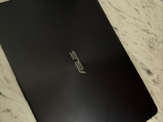 Vând laptop Asus Vivobook