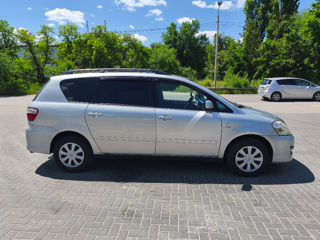 Toyota Avensis Verso foto 2