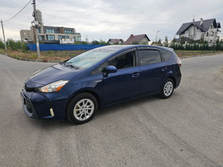 Toyota Prius v foto 2