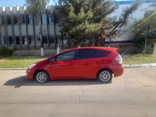 Toyota Prius v foto 4