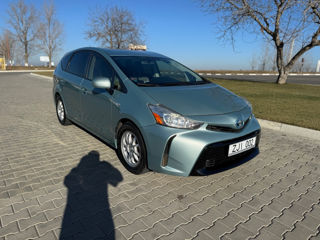 Toyota Prius v foto 2