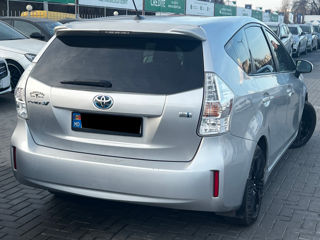 Toyota Prius v foto 3
