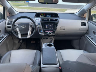 Toyota Prius v foto 8