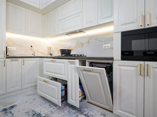 Bucătărie neoclasică, culoare alb.