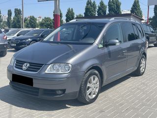 Volkswagen Touran foto 1