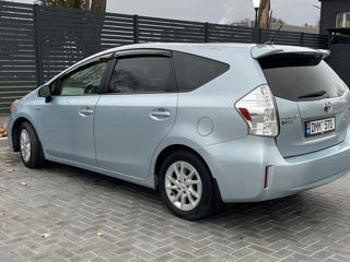 Toyota Prius v foto 5