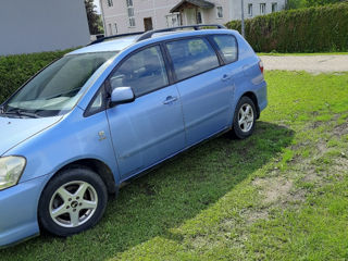 Toyota Avensis Verso фото 2