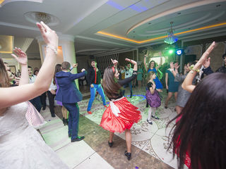 Dansatori cu program Flashmob - Ansamblul Basarabenii foto 4