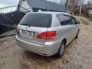 Toyota Avensis Verso foto 4