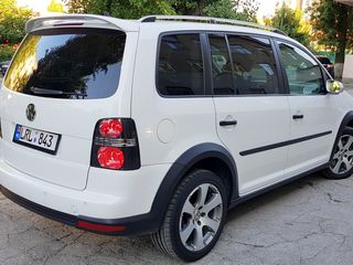 Volkswagen Touran foto 2