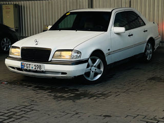 Mercedes C-Class foto 1