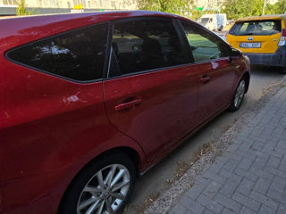 Toyota Prius v foto 4