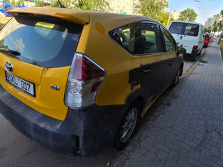 Toyota Prius v foto 4