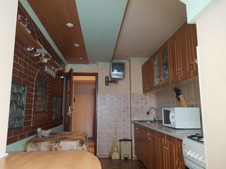 Se vinde apartament cu euroreparatie si mobilat str Miron Costin foto 2