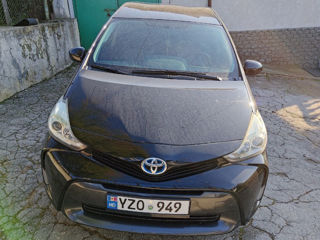 Toyota Prius v foto 3