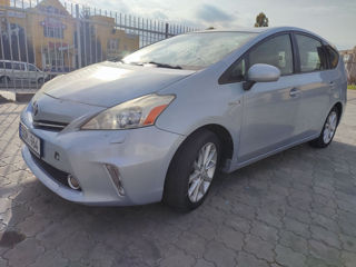 Toyota Prius v foto 6