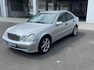 Mercedes C-Class foto 2