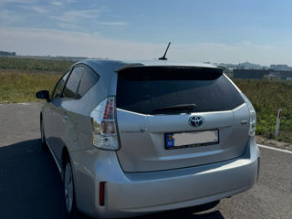 Toyota Prius v foto 2