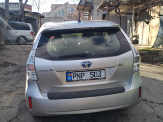 Toyota Prius v foto 2