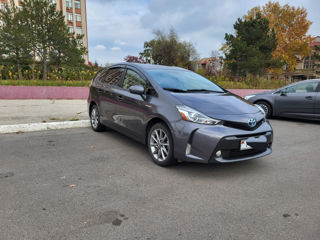 Toyota Prius v foto 2