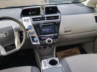 Toyota Prius v foto 7