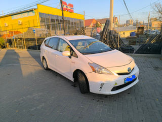 Toyota Prius v foto 4