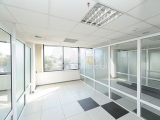 Oficiu spre chirie, 740 mp, euroreparație, Centru, 5920 € ! foto 3