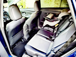 Toyota Prius v foto 7