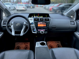 Toyota Prius v foto 16