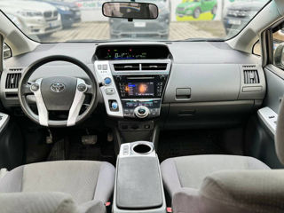 Toyota Prius v foto 7