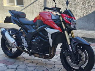 Suzuki GSR-750 foto 3