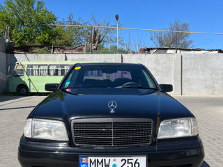 Mercedes C-Class foto 2