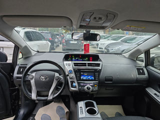 Toyota Prius v foto 6