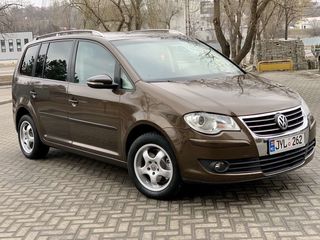 Volkswagen Touran foto 1