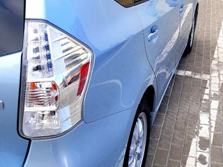 Toyota Prius v foto 2