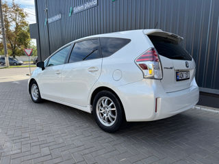 Toyota Prius v foto 5