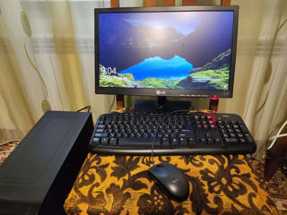 Calculatoare desktop, laptop, scaun pentru calcultor