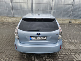 Toyota Prius v foto 4