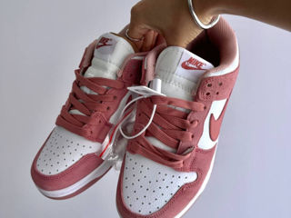 Nike SB Dunk Low Pink Suede foto 6